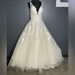 Glitter tool ballgown new wedding gown, No alterations.